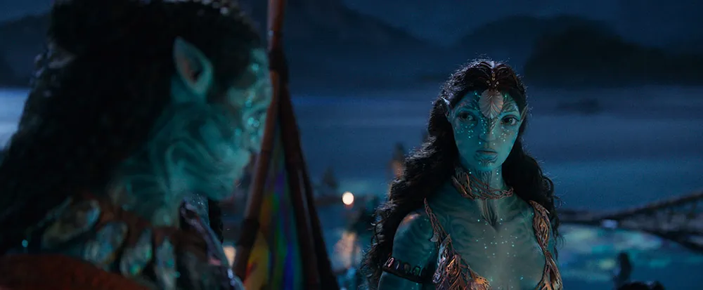 Two Na’vi characters having a serious conversation under moonlight near water in avatar movie trailer