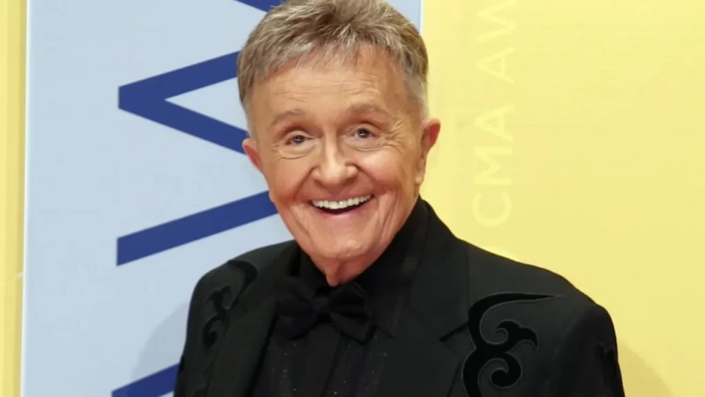 Bill Anderson smiling during a public appearance