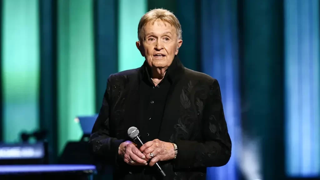 Bill Anderson in a relaxed backstage moment during an interview