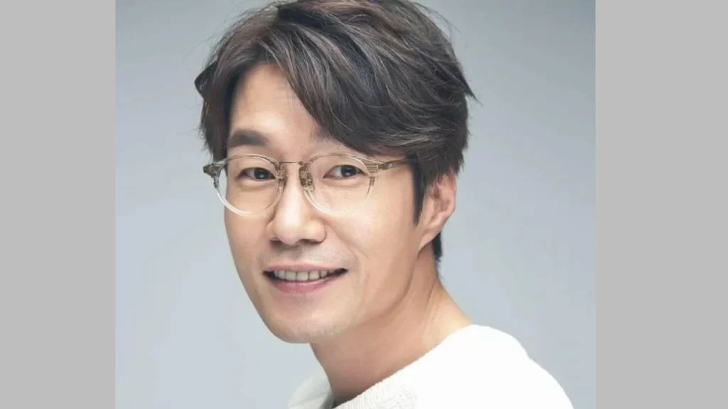  Song Young kyu on the set of 'The Defects', wearing a casual jacket and discussing scenes with staff