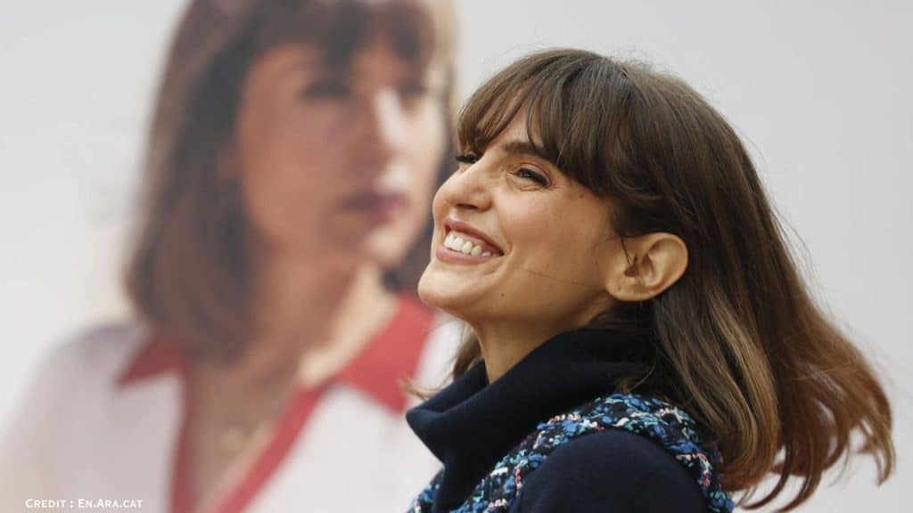 Verónica Echegui smiling warmly in a candid photo, remembered for her charm.