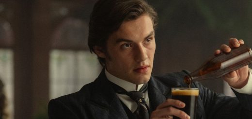 Louis Partridge in house of Guinness