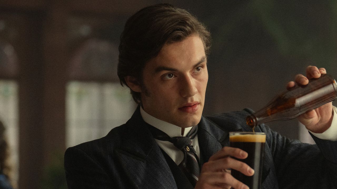 Louis Partridge in house of Guinness