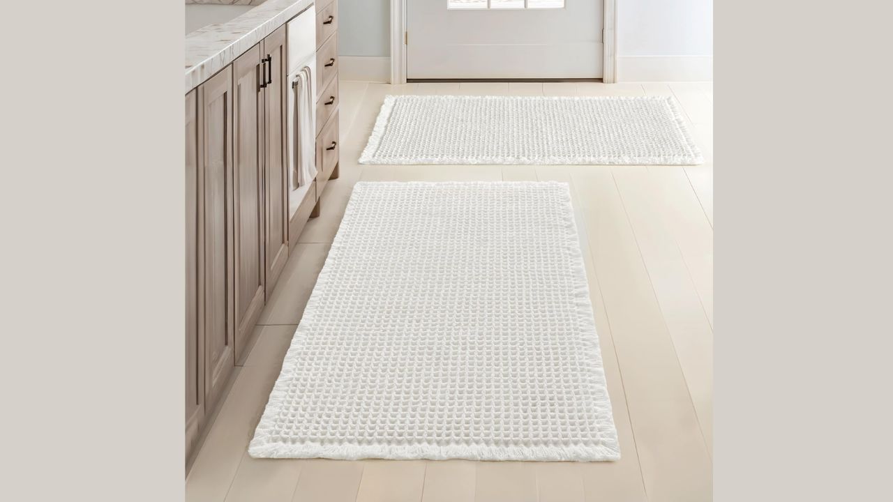 MIULEE plush microfiber bathroom rug in light gray, displayed on a bathroom floor
