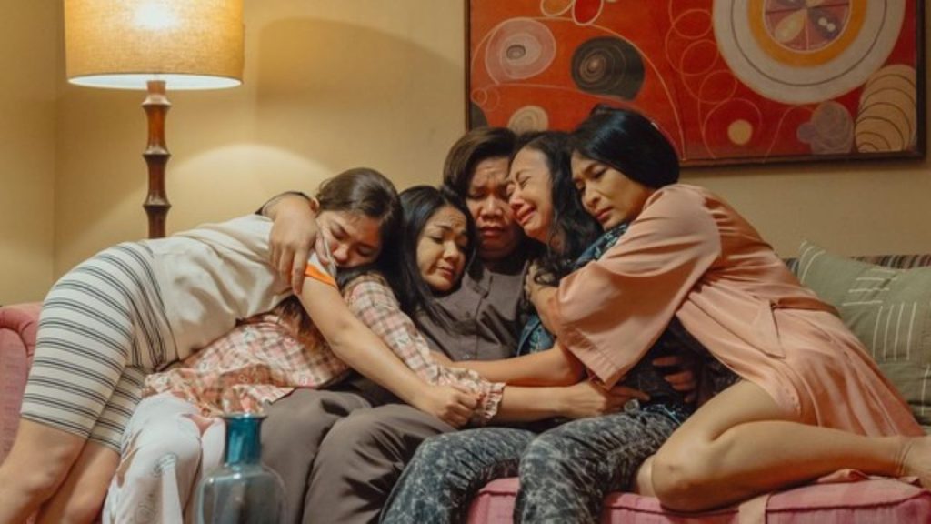 Party, Biyah, Ance, and Chinta together in Queens, bonding in ratu ratu queens series